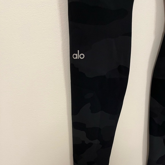 Alo Yoga High Waist Vapor Legging Black Camouflage XS NWT - Picture 13 of 16
